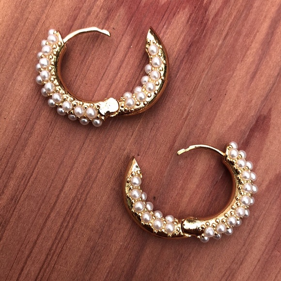 🐚White Pavè Huggie Hoops - Picture 4 of 5